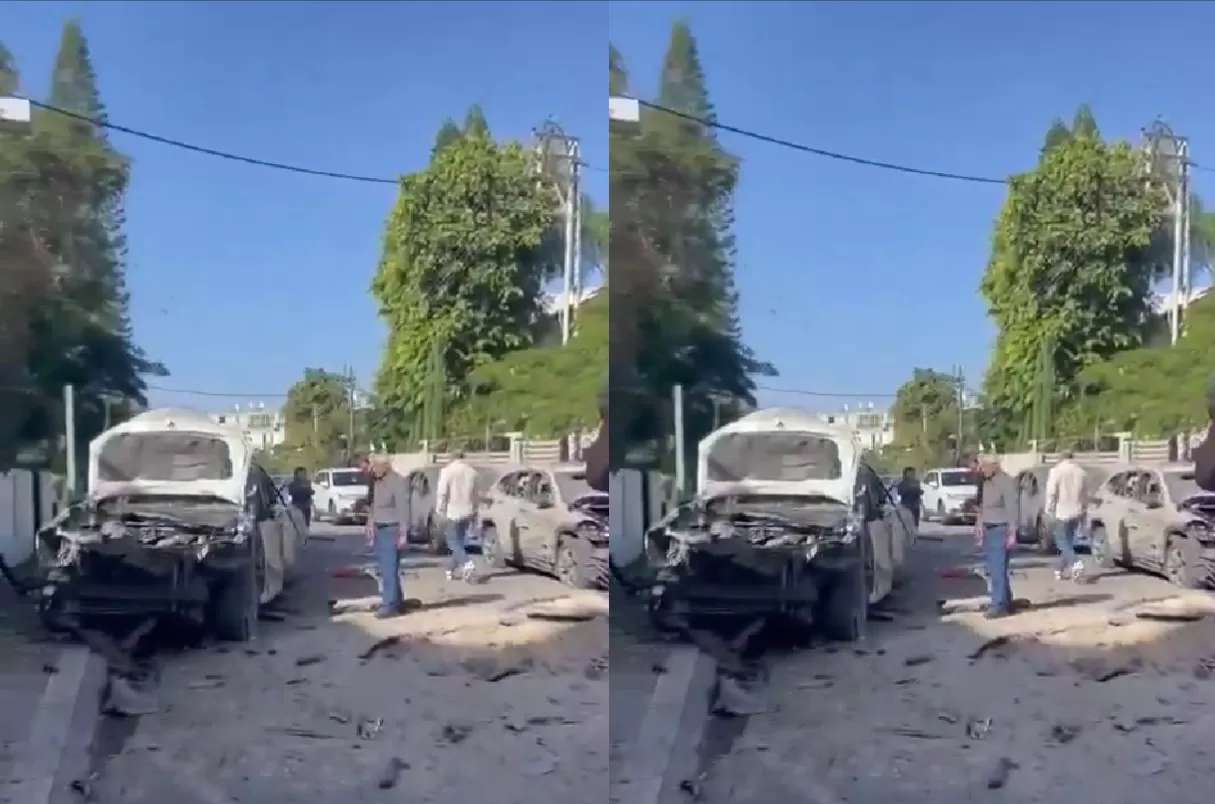 مستوطنون يتفقدون الدمار الذي لحق بالسيارات جراء صواريخ القسام