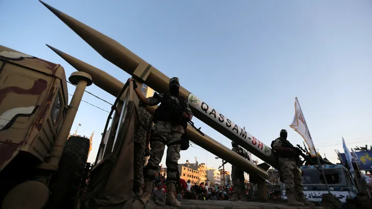 مقاتلو حماس إلى جانب صواريخ القسام