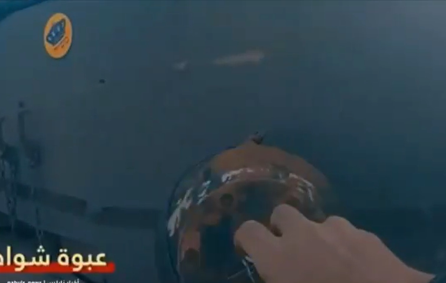 مقاتلو كتائب القسام يلصقون عبوة شواظ على دبابة إسرائيلية