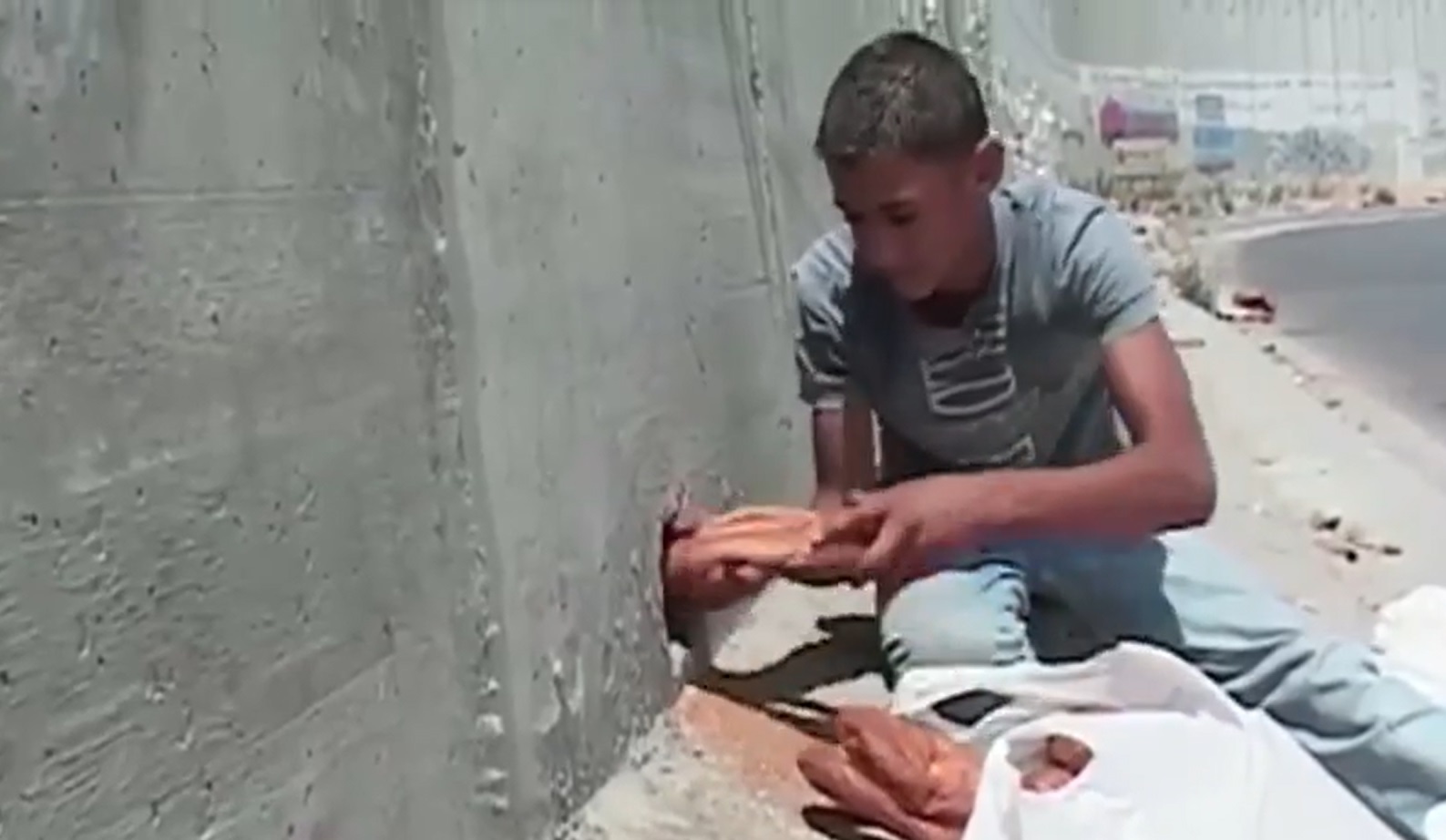 طفل مصري يدخل الخبز