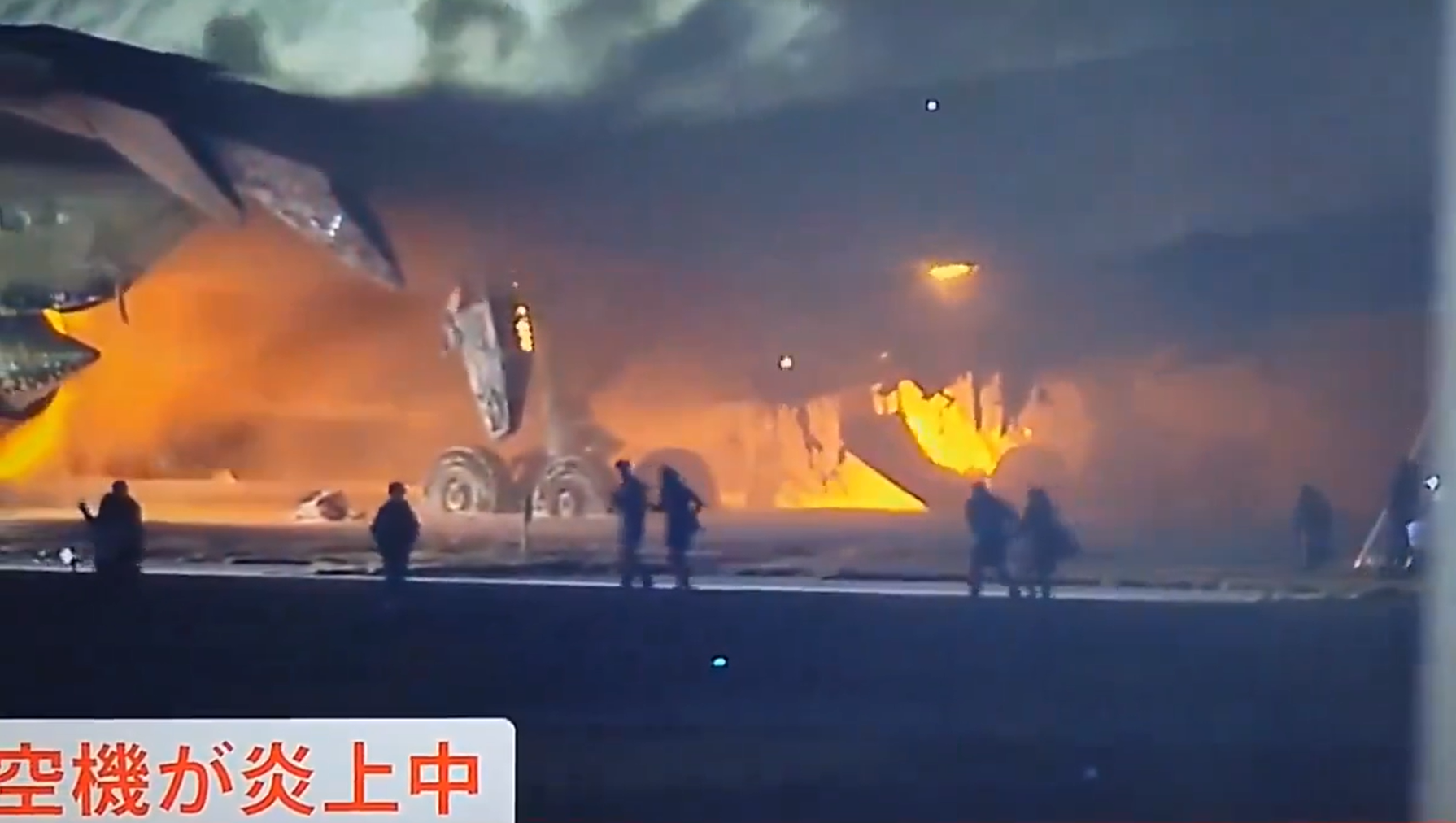 لحظة اندلاع النيران في طائرة يابانية وهروب الركاب