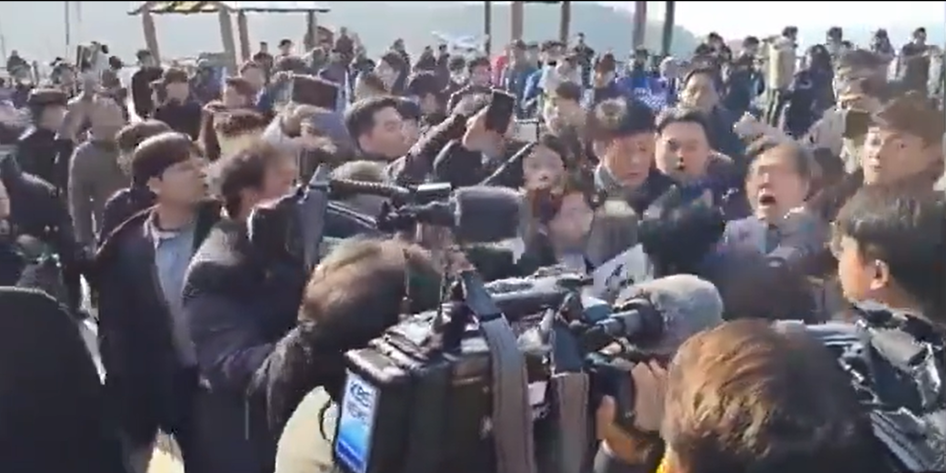 لحظة طعن لي جاي ميونغ زعيم المعارضة بكوريا الجنوبية في رقبته
