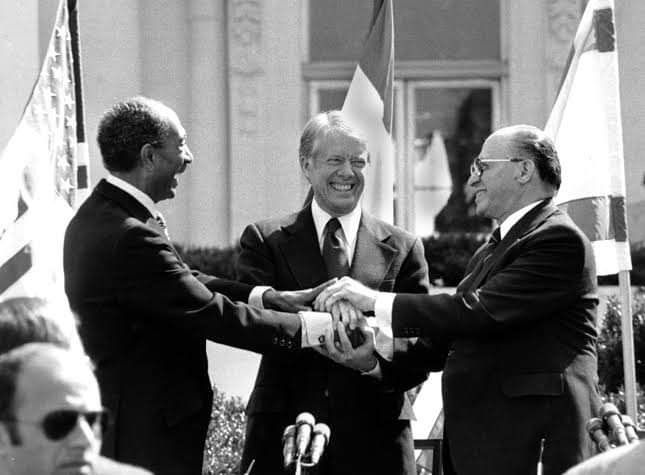 الرئيس الأمريكي كارتر مع الرئيس المصري أنور السادات ومناحيم بيغن بعد التوقيع على اتفاقية الخيانة عام 1979