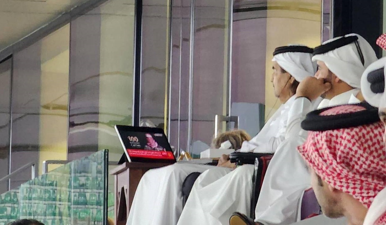 أمير قطر السابق الشيخ حمد بن خليفة يتابع خطاب أبو عبيدة