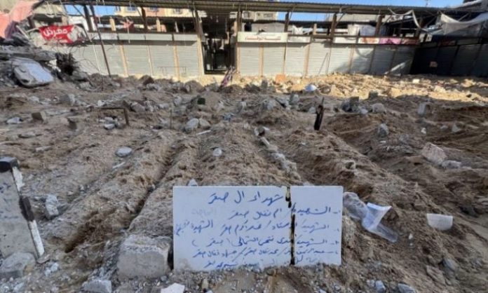 إعادة دفن الشهداء في مقبرة حي التفاح بغزة