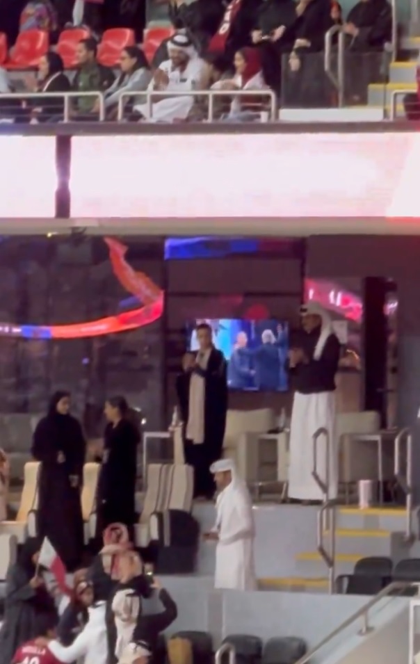 احتفاء أمير قطر تميم بن حمد بالتأهل إلى دور الـ16 في كأس آسيا