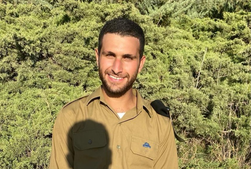 والد ضابط إسرائيلي قُتل في غزة يبكي على الهواء