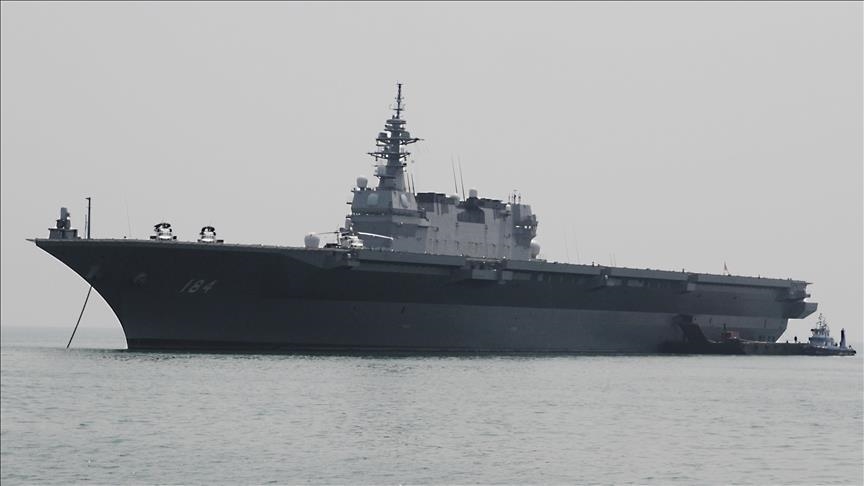 الحوثي تستهدف سفينة أمريكية بعدد كبير من الصواريخ كرد أولي على الاعتداء على قوات الجماعة البحرية.