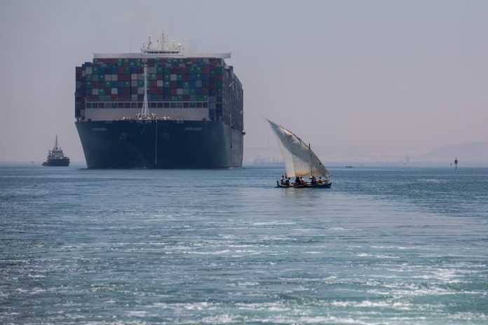 السفن التجارية في قناة السويس