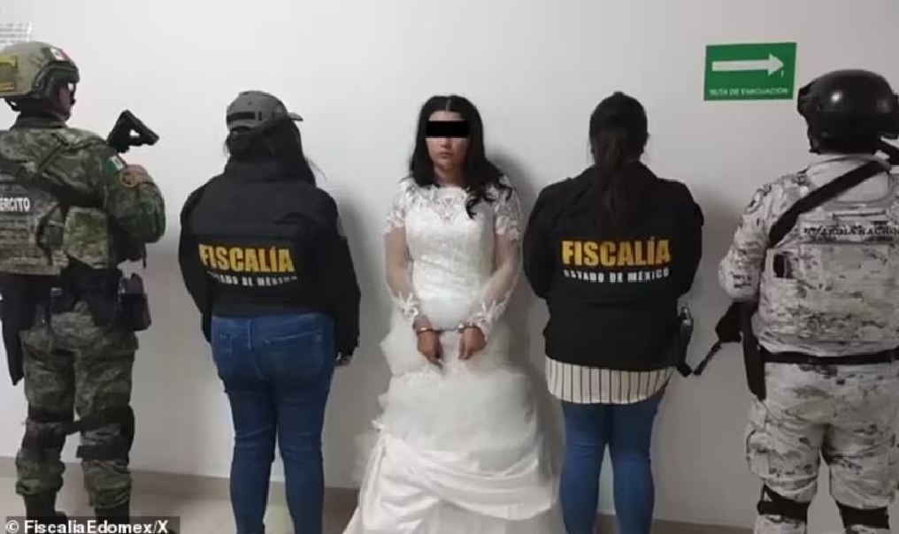 الشرطة المكسيكية تعتقل عروس ملقبة بالدجاجة لأنها تسرق الدجاج فيما لاذ زوجها بالفرار وهو من المتورطين مع العصابة والملقب بالفأر