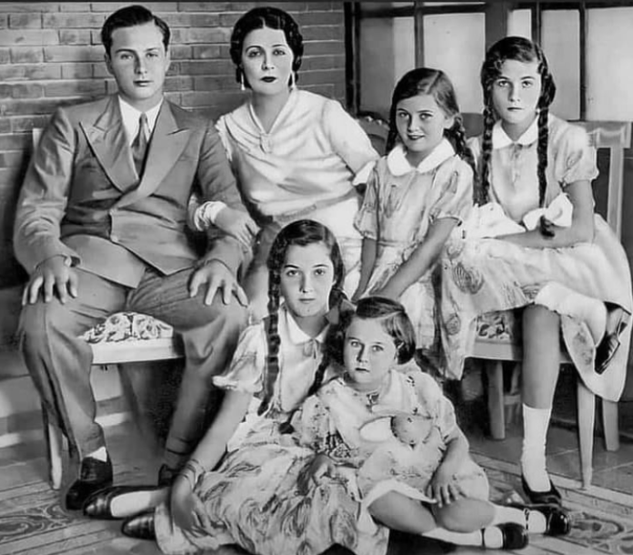 الملكة نازلي وأطفالها الخمسة، ولي العهد فاروق، والأميرات فوزية، وفائزة، فائقة، و فتحية في بداية الثلاثينيات.
