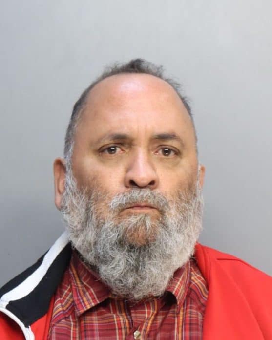 الرجل الذي ألقت شرطة ميامي القبض عليه بتهمة مطاردة شاكيرا