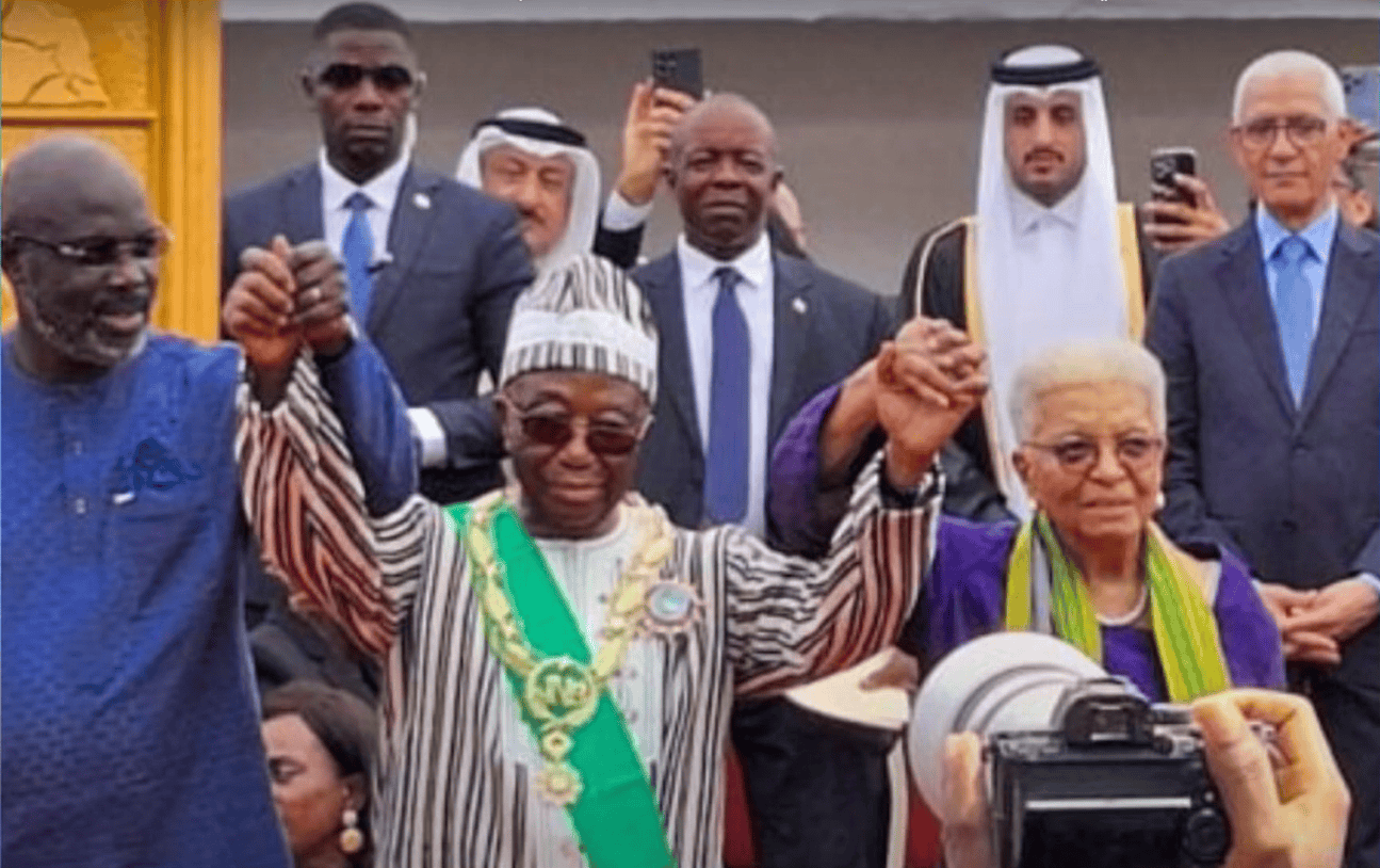 رئيس ليبيريا يفقد الحركة والنطق خلال خطاب له على الهواء مباشرة