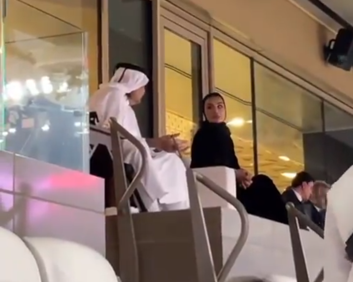 حوار بين حمد بن خليفة وزوجته الشيخة موزا يلفت الأنظار بافتتاح كأس آسيا