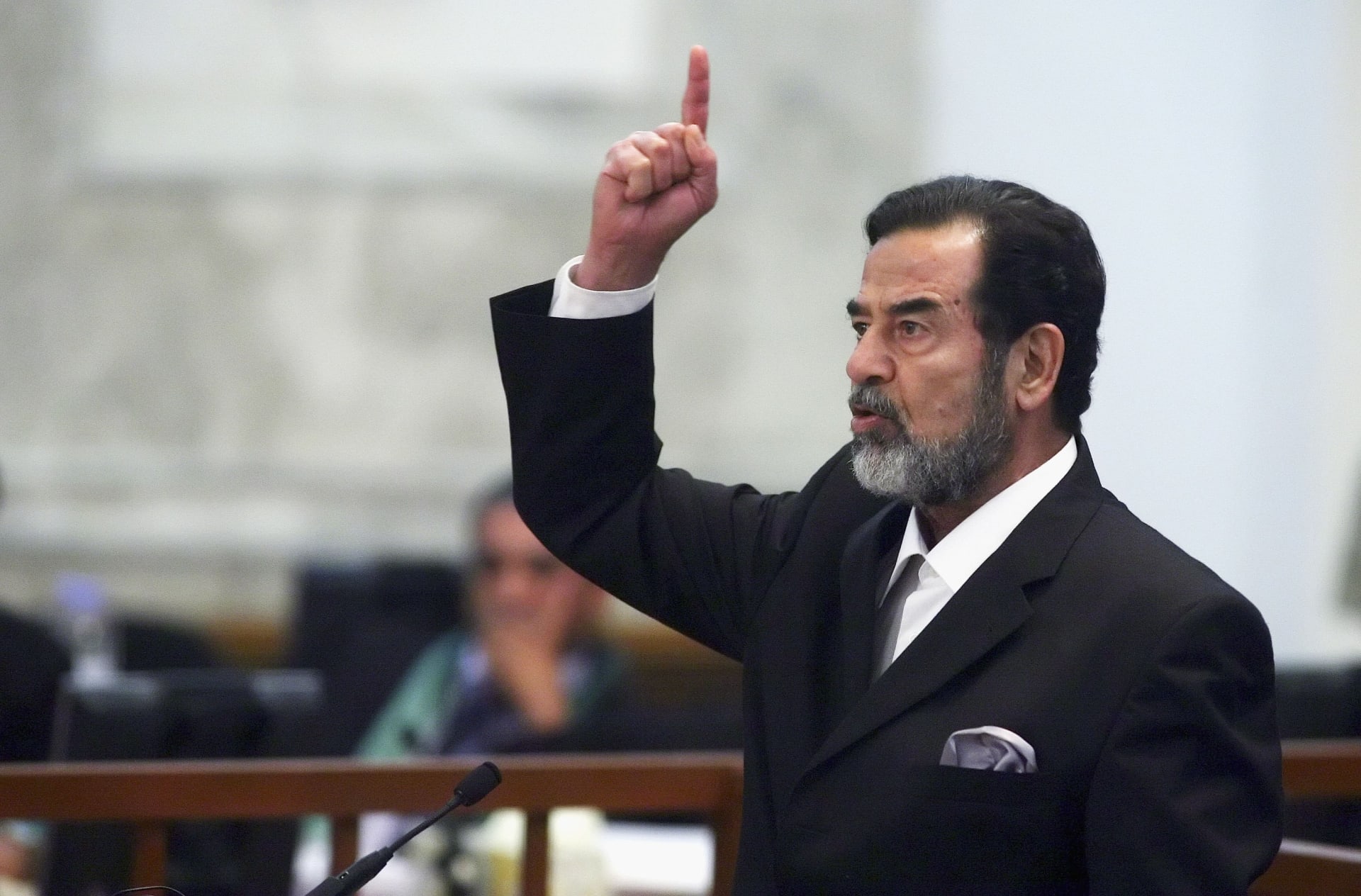 صدام حسين يتحدث عن مطامع إيران التوسعية وسياساتها الشريرة في المنطقة