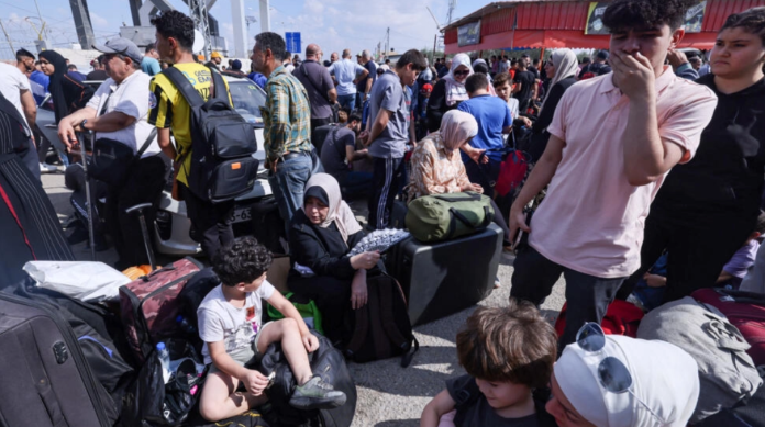 فلسطينيون ينتظرون عند معبر رفح في جنوب قطاع غزة