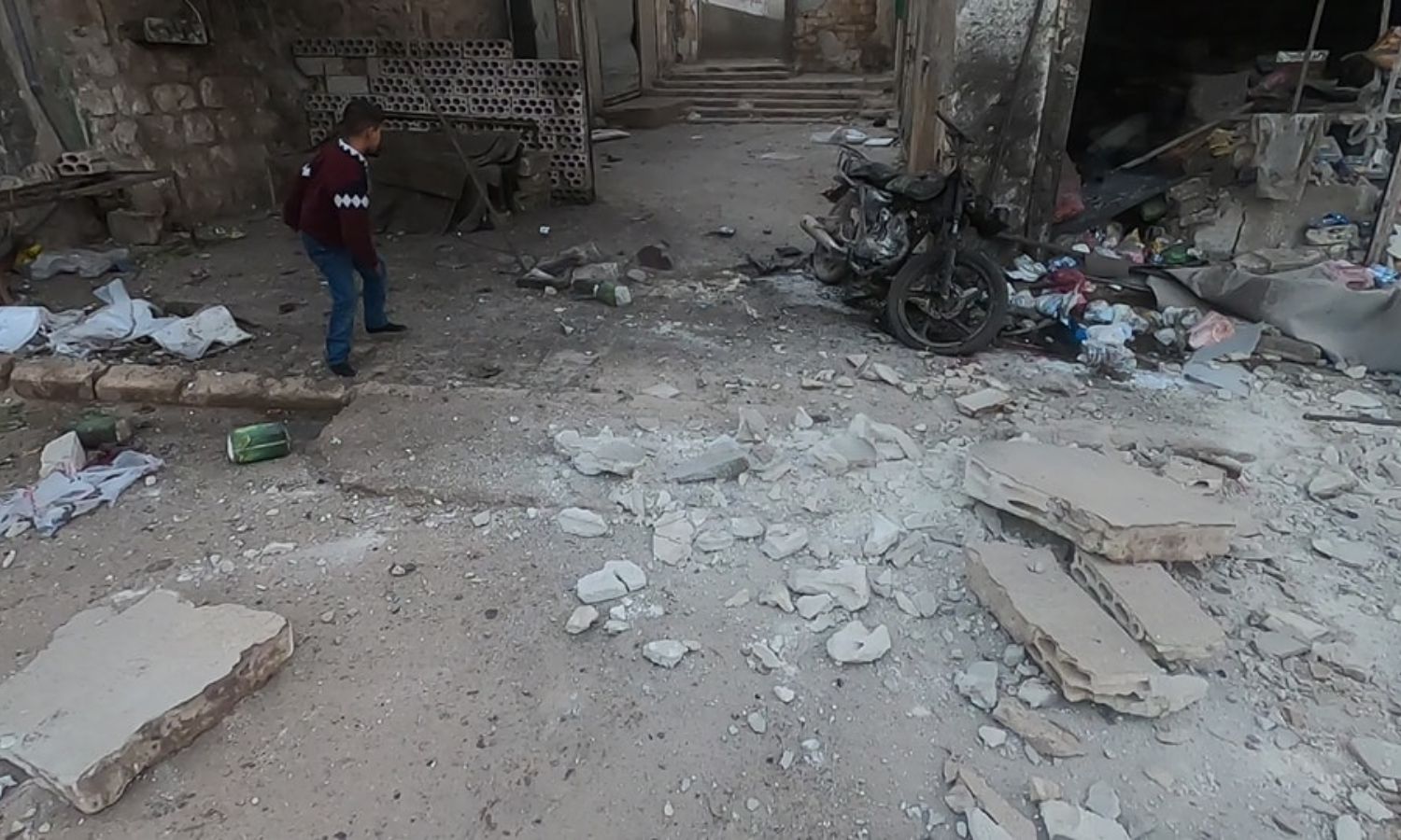 قصف السوريين في مدينة إدلب بصواريخ الفوسفور المحرمة دولياً من قبل عصابات بشار الأسد