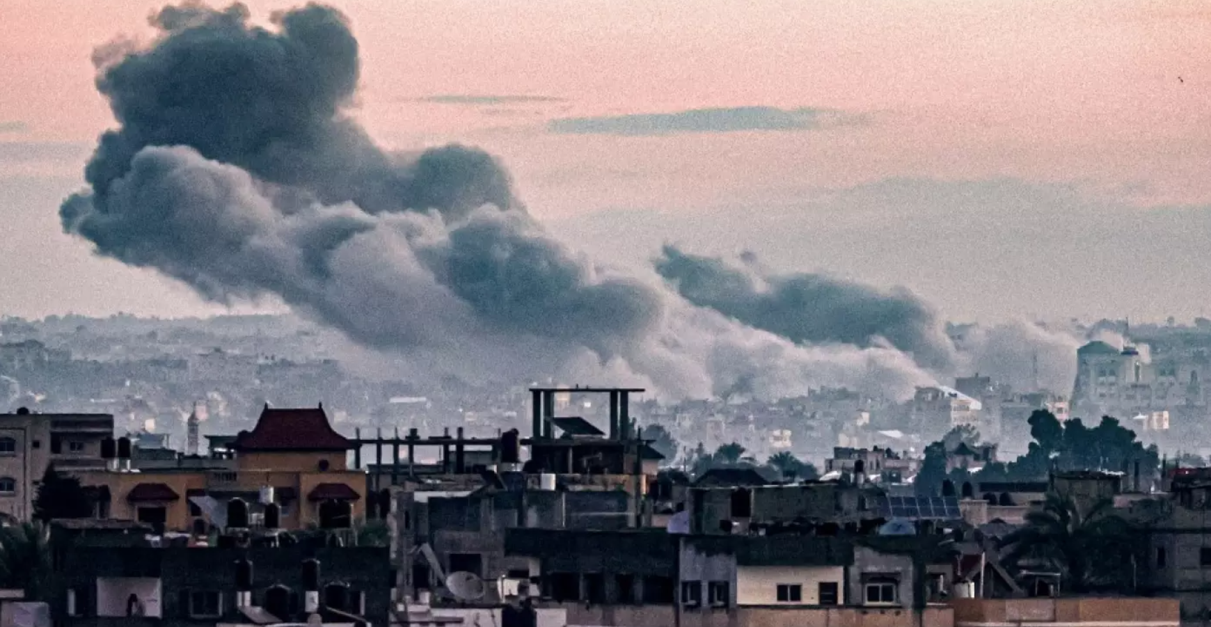 قصف اليمن.. ديفيد هيرست يتنبأ بكارثة إقليمية: "الطلقات الأولى لحرب أكبر"