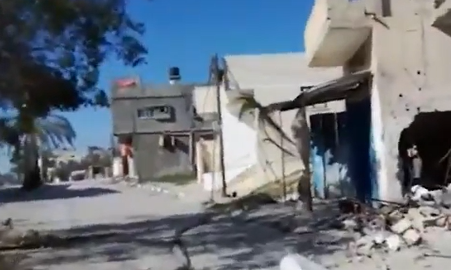 فيديو بهاتف شاب وثق لحظة استشهاده أثناء تفقده منزل عائلته في منطقة عبسان شرق خان يونس