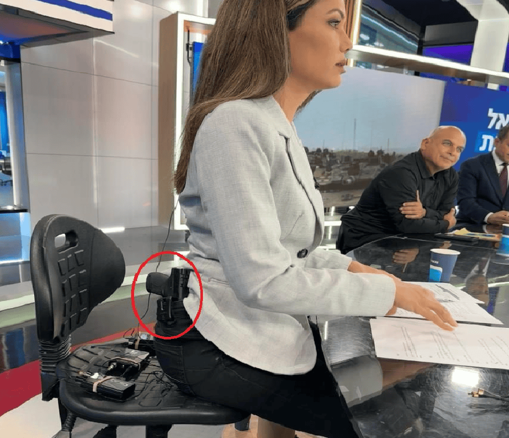 مذيعة قناة 14 الإسرائيلية ليتال شيمش مسلحة على الهواء