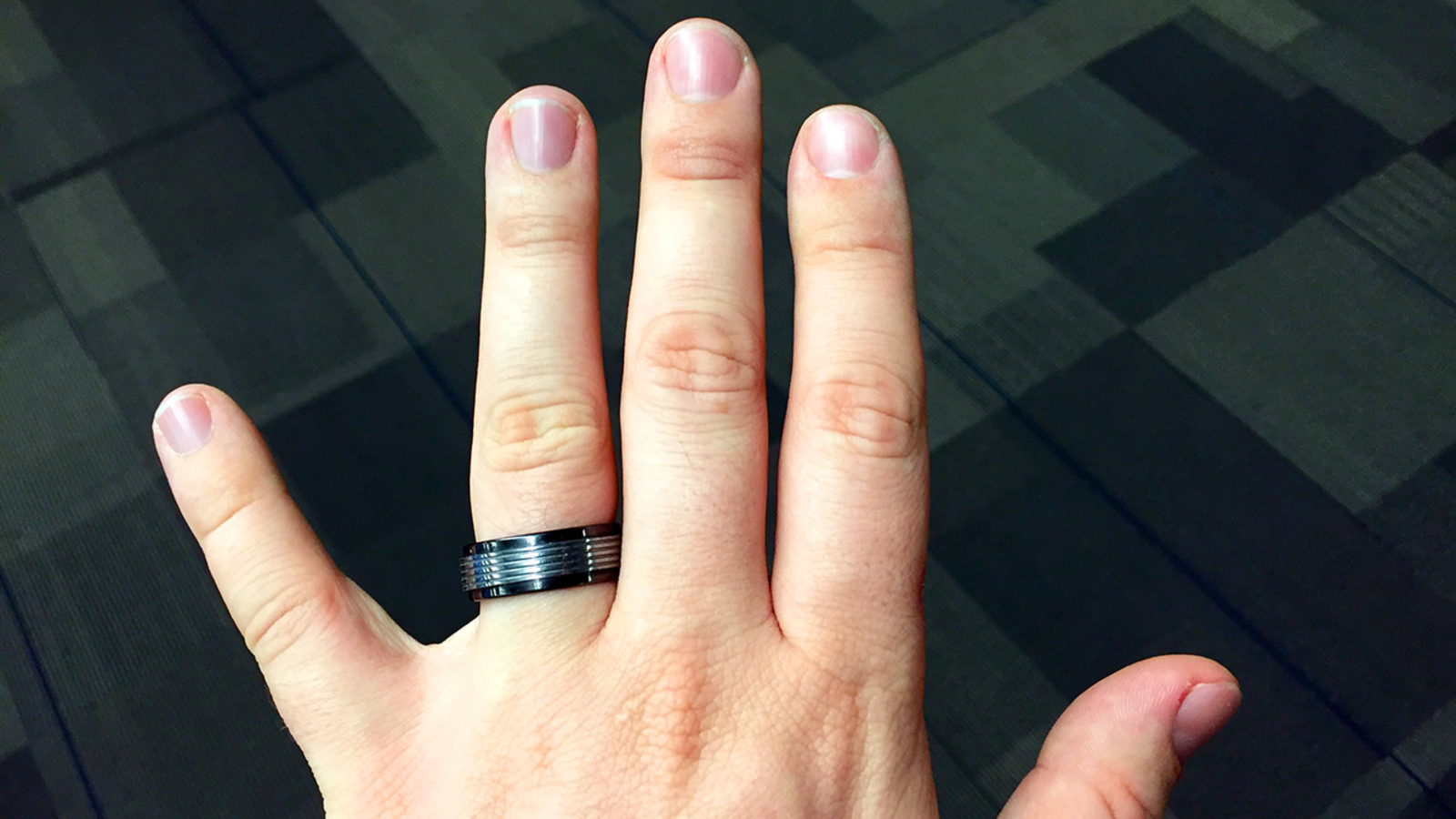 يقول العلماء إن كان إصبع السبابة أقصر من إصبع البنصر لديك قد تكون مصابًا بالسيكوباتية وتعني الاعتلال النفسي