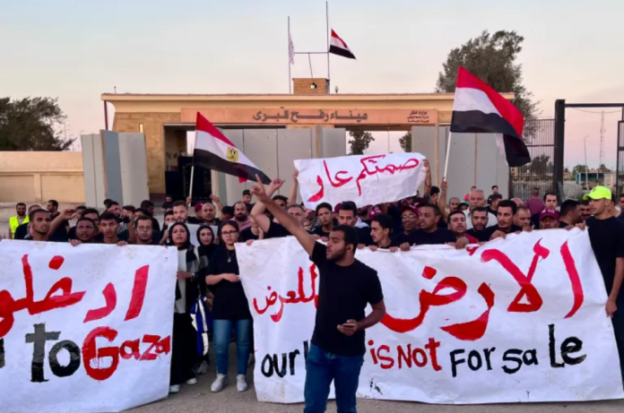 متطوعون مصريون يرددون هتافات مناهضة لإسرائيل عند معبر رفح