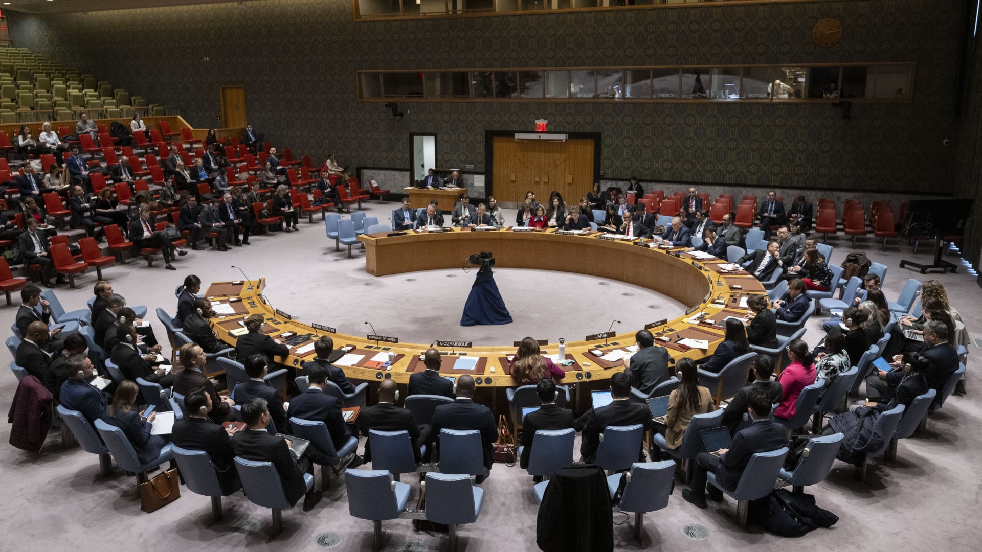 مجلس الأمن الدولي يدين الهجمات الحوثية على السفن التجارية