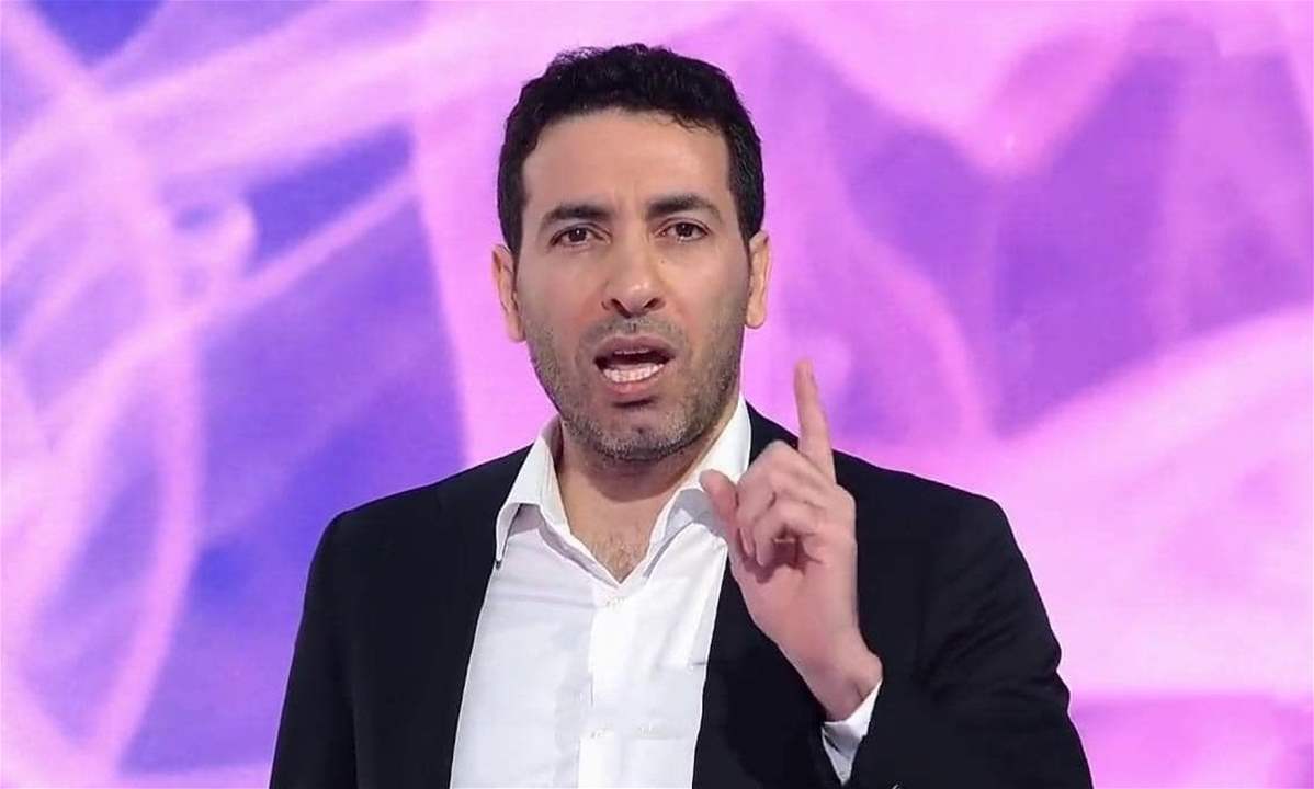 الكابتن محمد أبو تريكة يعزي مراسل الجزيرة وائل الدحدوح عقب استشهاد نجله حمزة الدحدوح