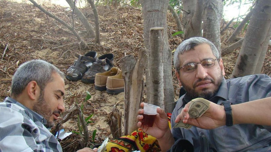 الاحتلال ينشر صورة مزعومة للقائد العام لكتائب القسام محمد الضيف وهو يشرب الشاي.