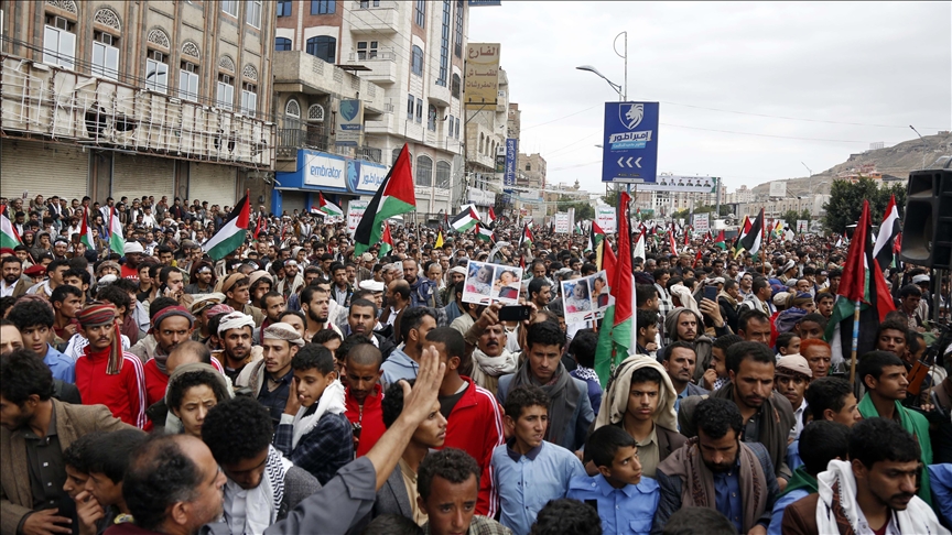 عبد الملك الحوثي يدعو اليمنيين للتظاهر ويتوعد أمريكا