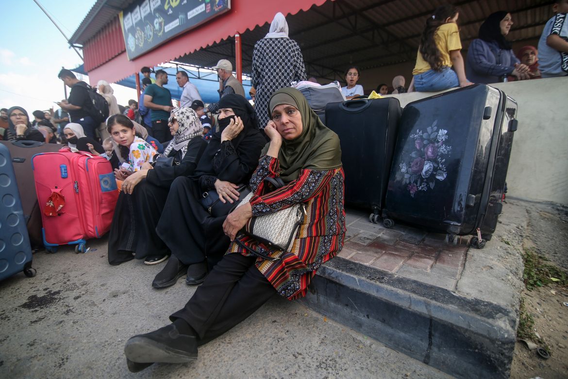 ابتزاز الفلسطينيين الراغبين في الدخول لمصر عبر معبر رفح