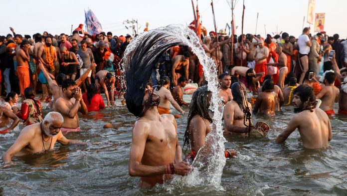يستحم الهندوس في النهر ويعتبرونه مقدساً
