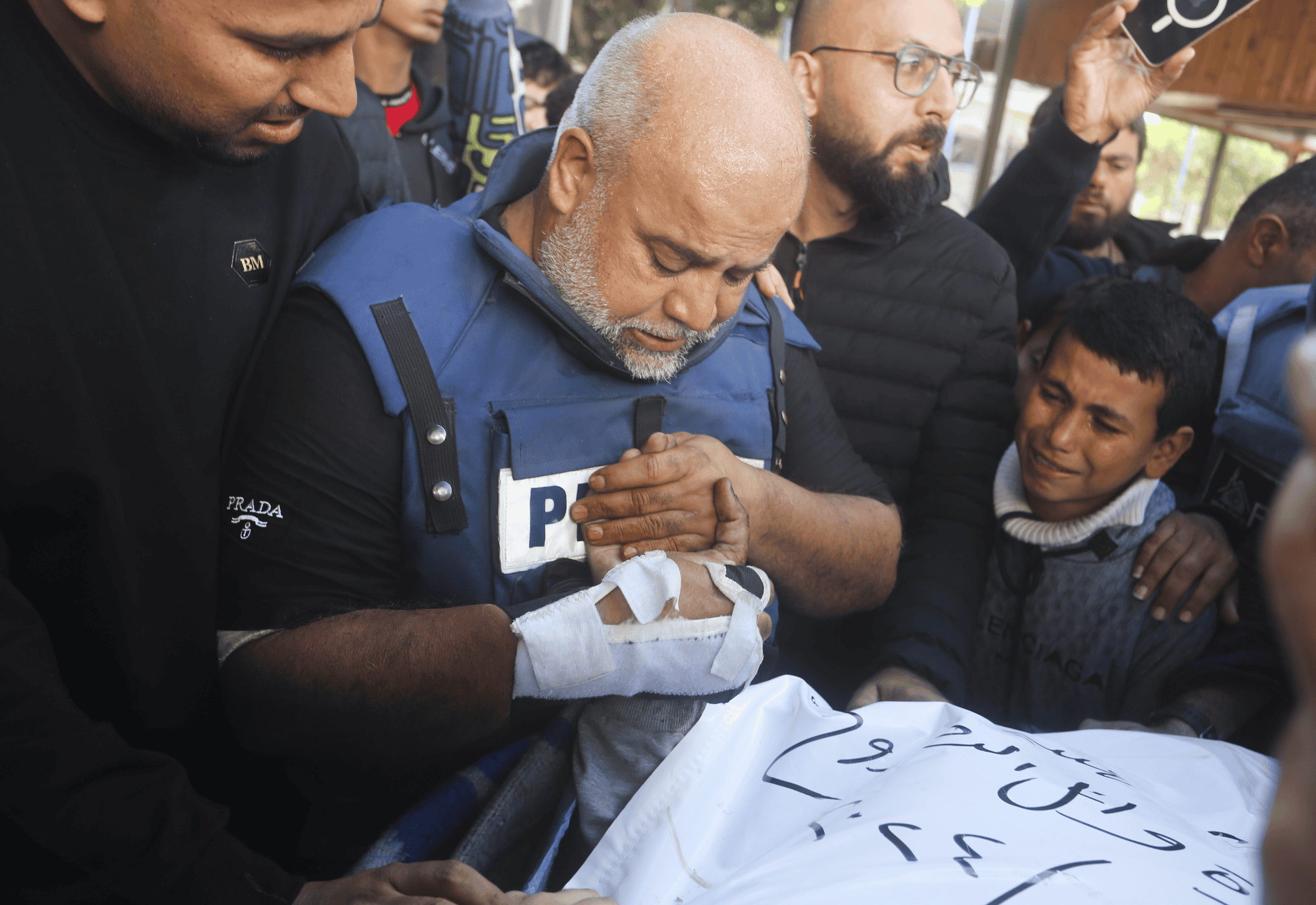 قناة الجزيرة تبث تقريرا مؤثرا لماجد عبد الهادي عن استشهاد حمزة نجل وائل الدحدوح