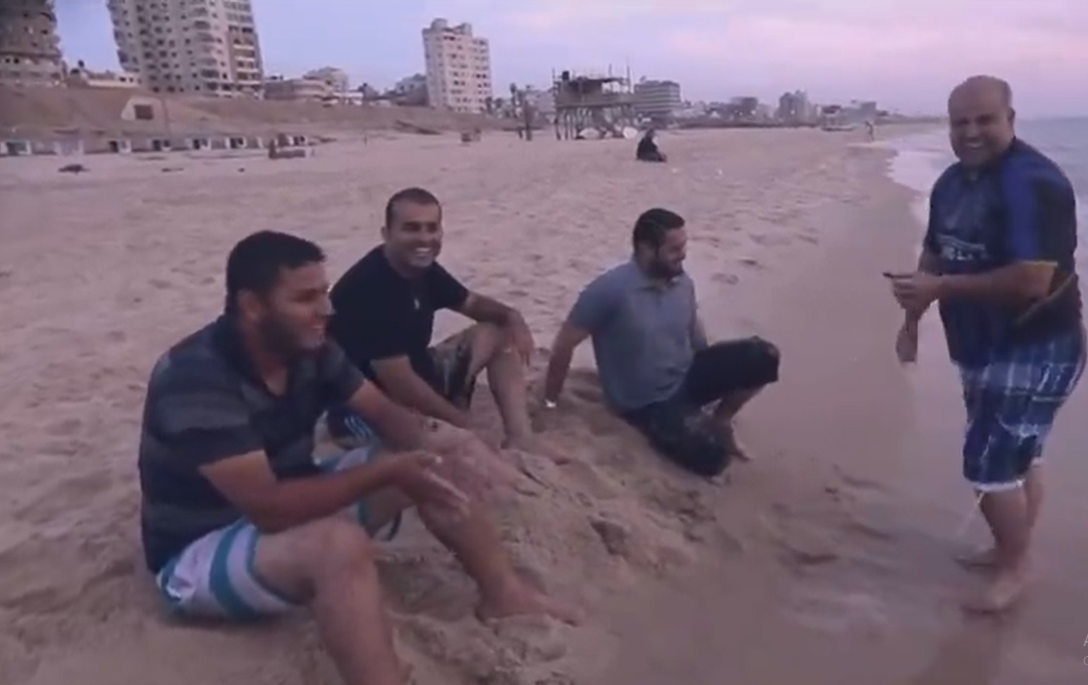 وائل الدحدوح وأبنائه على شاطئ غزة