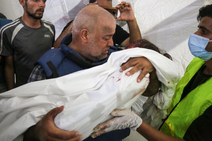 وائل الدحدوح يودع ابنته شام التي ارتقت في قصف إسرائيلي مع زوجته وابنته وابنه