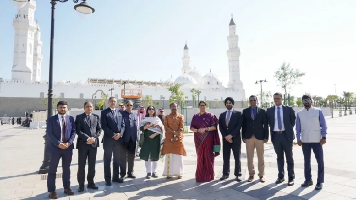 وزيرة هندوسية تُعادي الإسلام تقف أمام المسجد النبوي