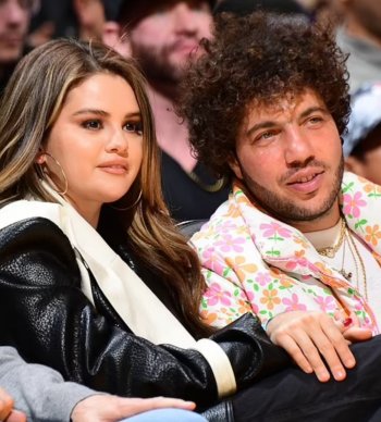 سيلينا غوميز بصحبة حبيبها بيني بلانكو في مباراة ليكرز ضد هيت في لوس أنجلوس