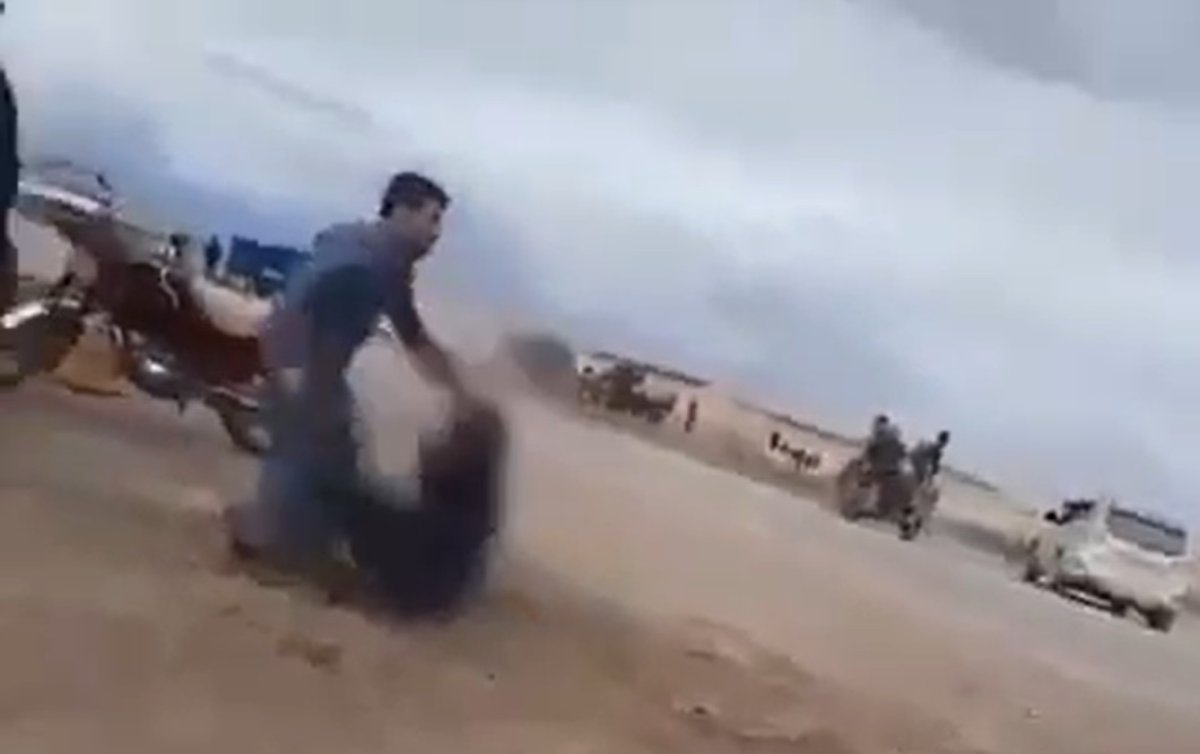 7 أشخاص ينهالون ضربا على فتاة بسوريا