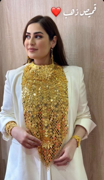 الإعلامية والممثلة الإماراتية رؤى الصبان بقميص من الذهب الخالص
