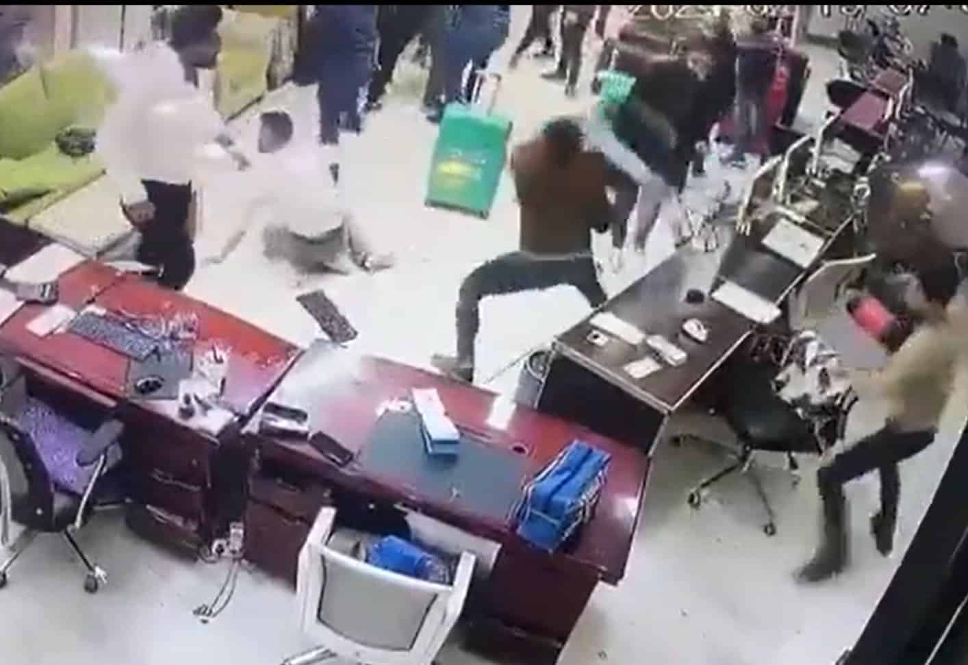 موظفو الخطوط الجوية العراقية في بغداد يتعرضون لضرب مبرح من المسافرين الذين دخلوا عليهم وأوسعوهم لكماً وصفعاً وركلاً بسبب تأخر طائرتهم عن الإقلاع