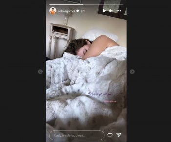 الصورة التي نشرتها سيلينا غوميز وهي نائمة في السرير