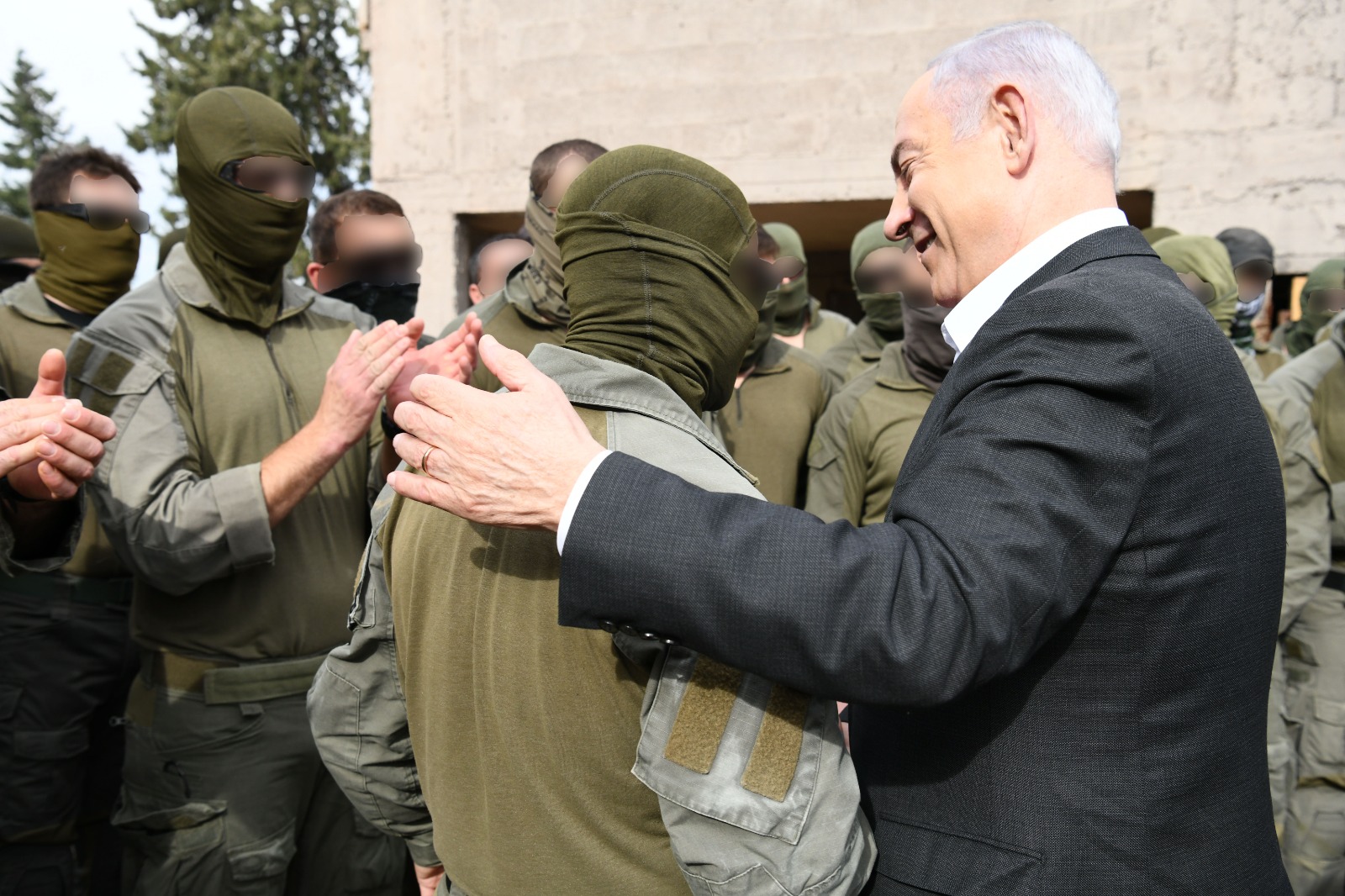 نتنياهو يلتقي القوة الخاصة التي "حررت" المحتجزين الإسرائيليين فرناندو مارمان ولويس هار من منزل في رفح