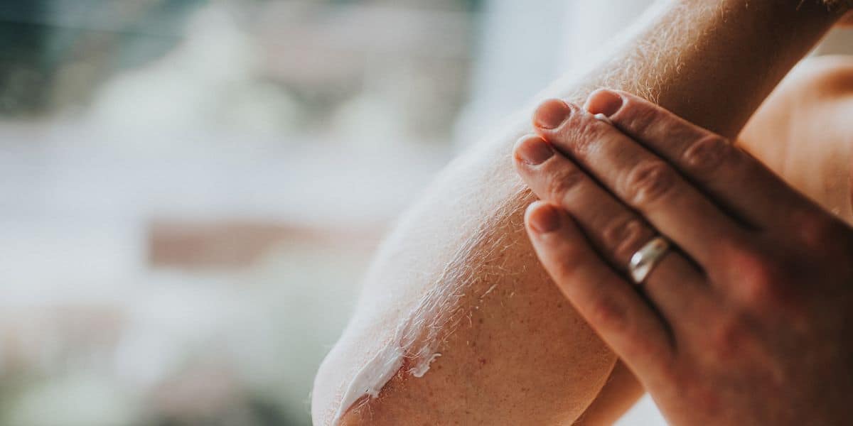 ملمس جلد الشخص هو علامة فارقة على صحة الجلد الجيدة أو السيئة