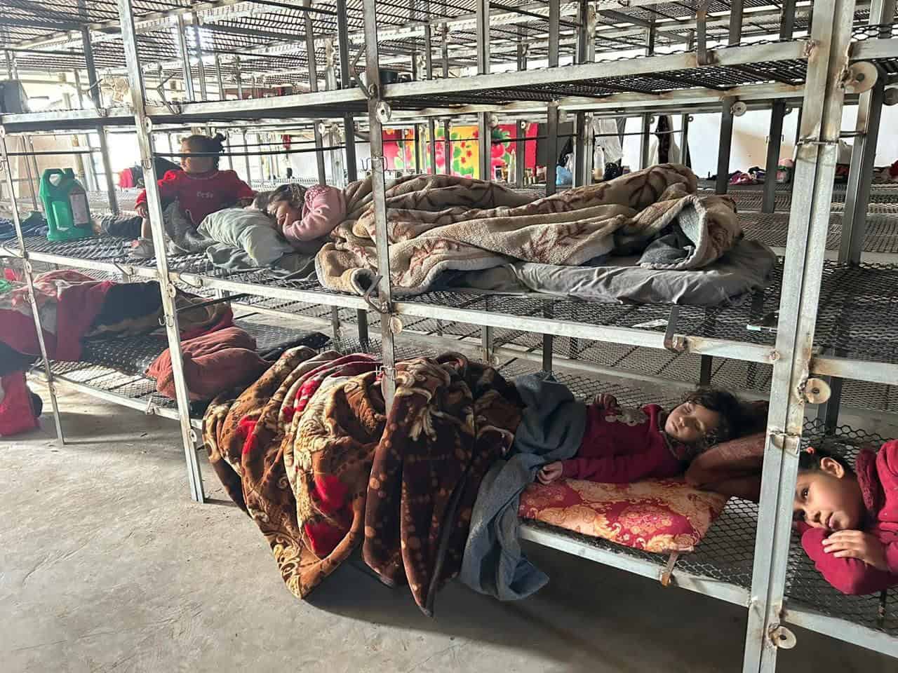 أطفال غزة ينامون بأقفاص الدجاج