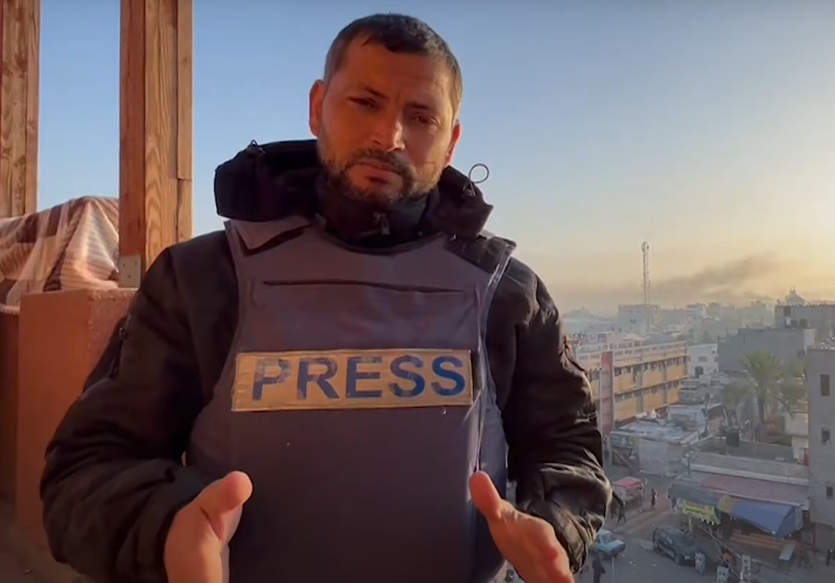 إصابة مراسل الجزيرة إسماعيل أبو عمر في قصف إسرائيلي شمالي رفح.. مشاهد مؤلمة لقدمه "المبتورة"