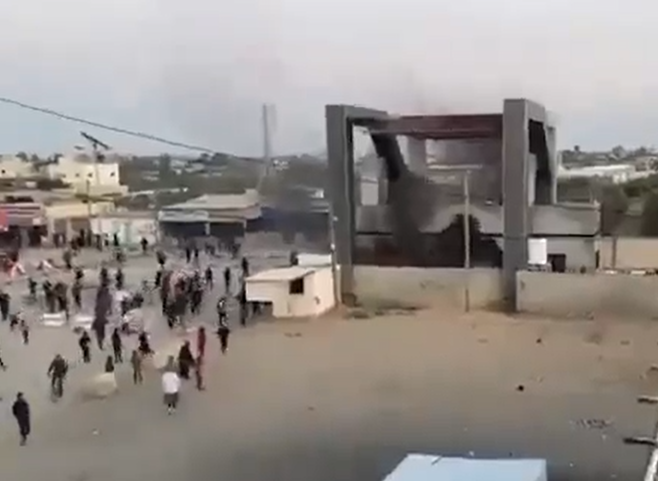 فيديو اقتحام فلسطينيين لمعبر رفح.. مسؤول ينفي ويكشف ما حدث
