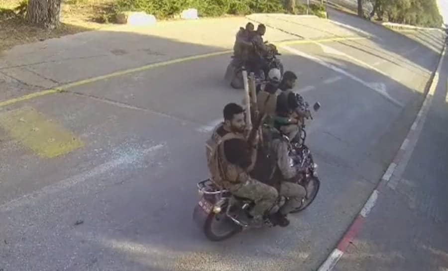 لحظة اقتحام المقاومة الفلسطينية كيبوتس بئيري في غلاق غزة يوم 7 أكتوبر