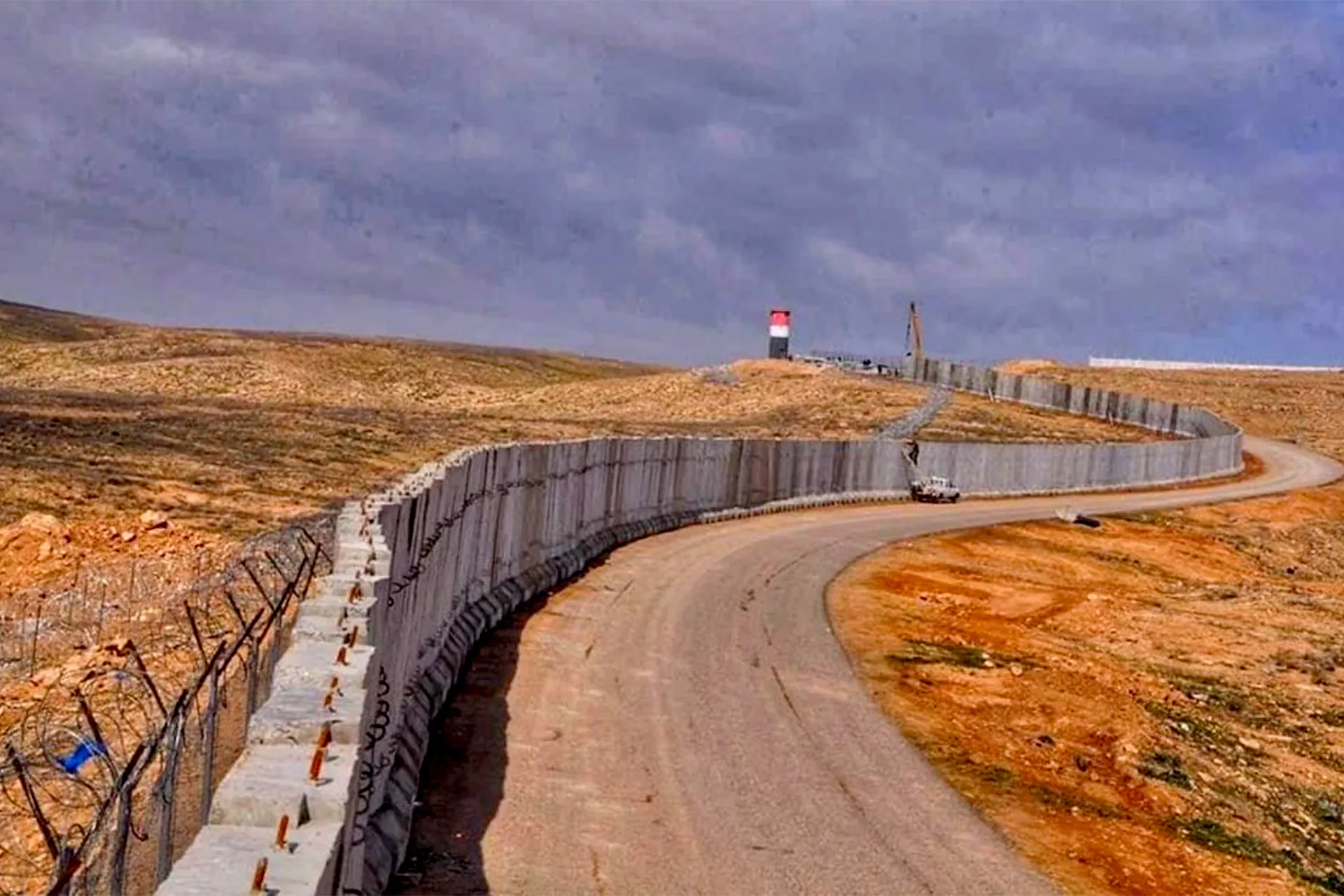 يجاوره خندق.. معلومات عن "الجدار الكونكريتي" العازل بين سوريا والعراق