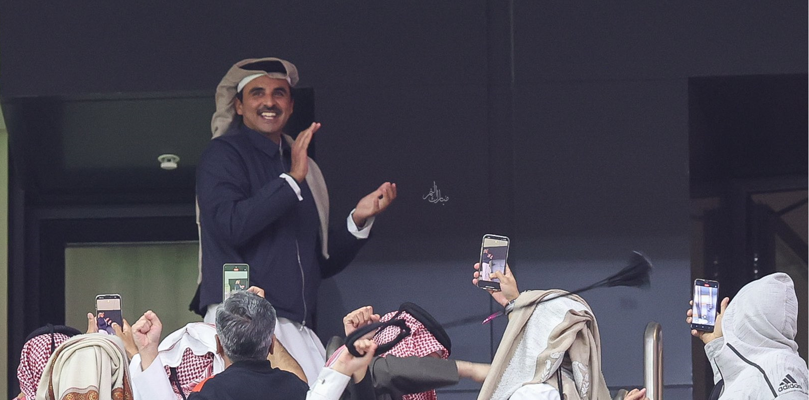 أمير قطر يقفز ويحتضن ابنته فرحا بتأهل العنابي لنصف نهائي كأس آسيا