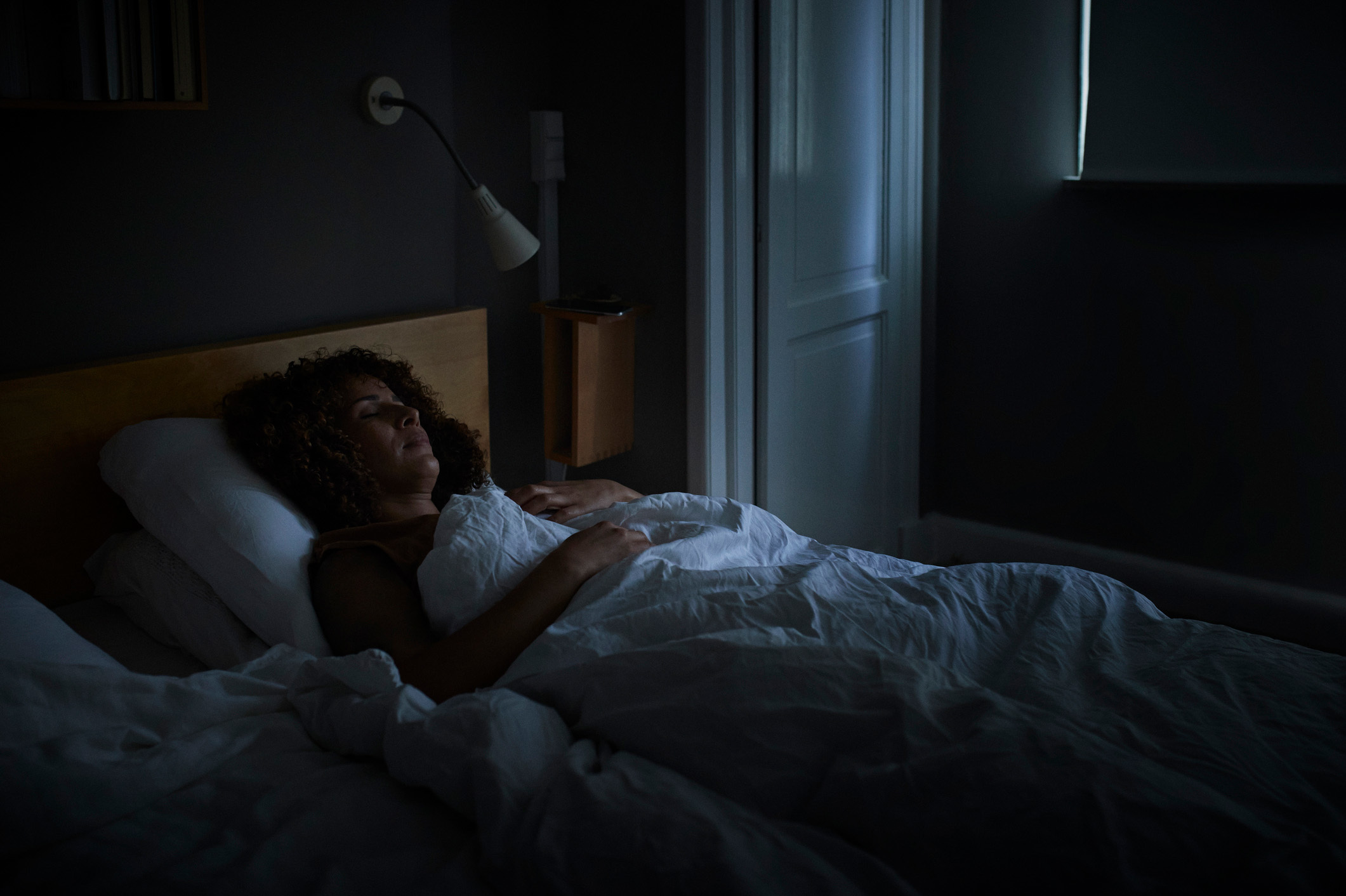 النوم حوالي 5 ساعات في الليلة قد يرفع خطر الإصابة بالجلطة والنوبة القلبية